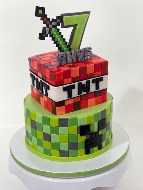 Minecraft Birthday Cake 2 Tier, Minecraft Tnt Cake Ideas, Minecraft Birthday Party Ideas Cake, Minecraft Dinosaur Cake, Minecraft Themed Cake, Minecraft Dessert Ideas, Creeper Cake Minecraft, Minecraft Lego Party, Lego Minecraft Cake