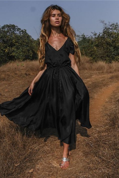 Dress In A Field, Black Flowy Dress, Shooting Ideas, Dainty Dress, Dress Empire Waist, Silk Clothing, Chic Fashionista, Classic Outfit, Silk Cocktail Dress