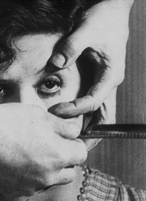 "Ein andalusischer Hund (Un Chien Andalou)" von Luis Buñuel und Salvador Dalí (1929). Das Drehbuch schrieben die beiden nach der Methode des automatischen Schreibens (écriture automatique) innerhalb einer Woche. Kurosawa Akira, Andrei Rublev, Luis Bunuel, The Godfather Part Ii, Citizen Kane, Top Film, Tokyo Story, Monochrome Art, Film Images