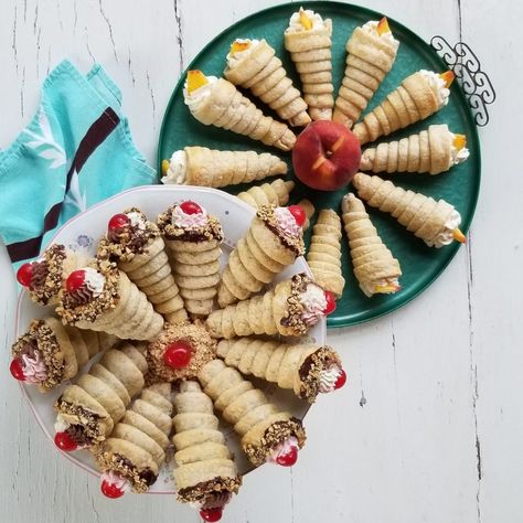 Cream Horn Molds, My Childhood Memories, Rough Puff Pastry, Cream Horns, Stabilized Whipped Cream, Beef Lasagna, Chocolate Cheese, Peach Slices, Mascarpone Cheese