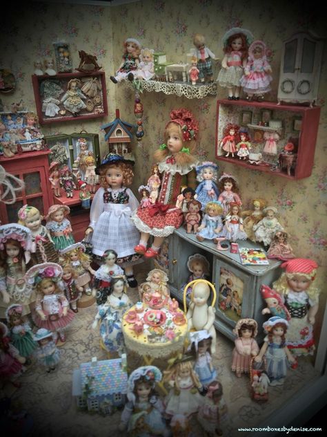 Lotsa' Dolls Minatures Dollhouse, Christmas Toy Shop, Vintage Doll House, Toy Stores, Doll Museum, Doll Room, Miniature Display, Small Dolls, Room Boxes