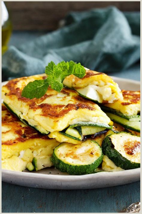 Halloumi and zucchini frittata - All Beautiful Recipes Breakfast With Halloumi, Halloumi Frittata, Halloumi Breakfast, Halloumi Recipes, Zucchini Frittata, Beautiful Recipes, Halloumi Cheese, Cheese Pairings, Clean Diet