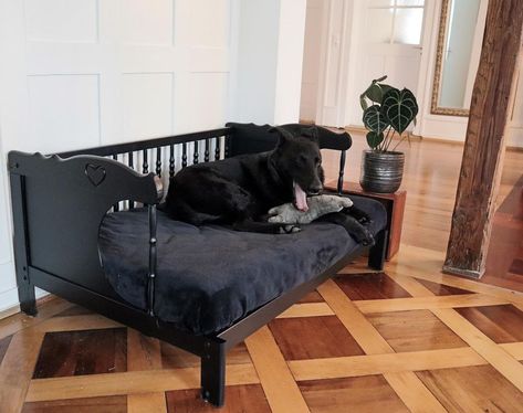 Baby Crib Dog Bed, Farmhouse Dog Beds, Old Cribs, Old Crates, Crate Ideas, Diy Dog Bed, Dog Crate Furniture, Window Benches, Crate Furniture