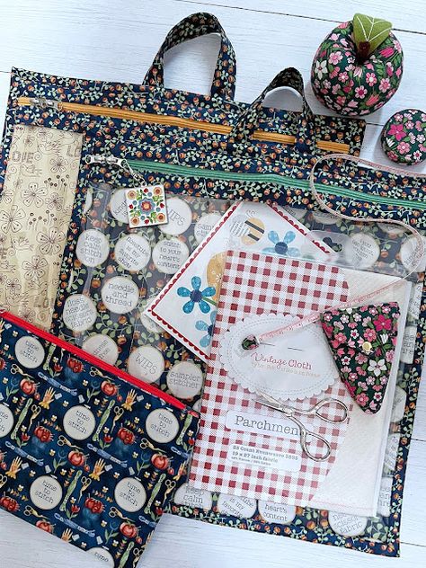 Diy Pouches Tutorial, Bags To Sew, Diy Pouch Tutorial, Patchwork Purse, Cross Stitch Sampler Patterns, Retreat Gifts, Zippered Pouches, Patchwork Tote Bags, Bags Patterns