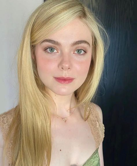 Pale Celebrities Women, Ellie Fanning Aesthetic, Pale Celebrities, Elle Fanning Makeup, Elle Fanning Aesthetic, Elle Fanning Hair, Rosy Skin, Ellie Fanning, Benjamin Hardy