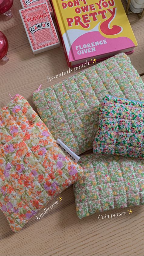 Sew Small Projects, Diy Sew Projects, Zipper Sewing Projects, Interesting Sewing Projects, Diy Gift Sewing, Hand Sewn Makeup Bag, Trendy Things To Sew, Cute Diy Sewing Projects, Easy Fun Sewing Projects