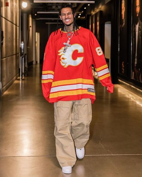 Jersey Over Hoodie Outfit, Hockey Outfit, Baseball Jersey Outfit, Nike Air Forces, Hockey Outfits, Streetwear Fashion Men, Mode Swag, Jersey Fashion, Nba Outfit