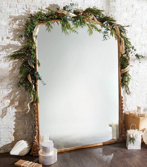 Garland Around Mirror, Christmas Mirror Decorations, Mirror Garland, Boston Christmas, Class Christmas Gifts, Decorated Mirror, Christmas Mirror, Decoration Vitrine, Long Mirror