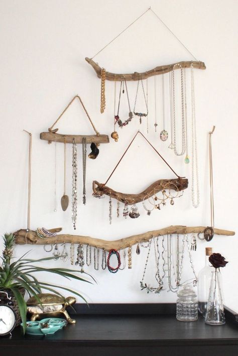 Wall Pinterest, Bohemian Bedrooms, Bohemian Bedroom Inspiration, Modern Bohemian Bedroom, Koti Diy, Interior Boho, Driftwood Jewelry, Jewelry Hanger, Driftwood Crafts