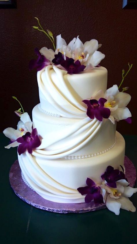 Absolutely fabulous wedding cake! Torte Creative, Dresses Corset, Wedding Cakes Elegant, Cupcakes Ideas, Purple Wedding Cakes, Torte Cupcake, Design Cake, Cakes Wedding, White Wedding Cake