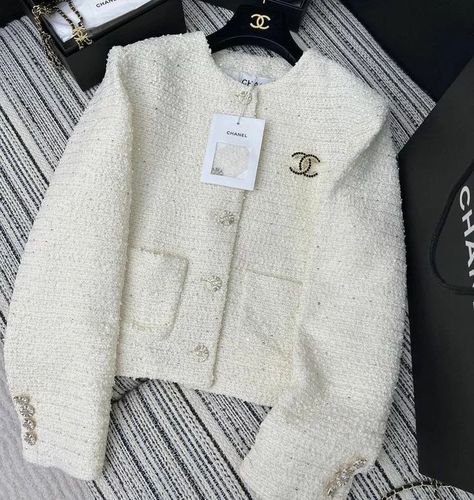 @chanelofficial Chanel Tweed Set, Chanel Outfits Women, Chanel Winter Outfits, Channel Clothes, Florida Clothes, Ysl Clothes, Formal Work Attire, Old Money Girl, Bougie Outfits