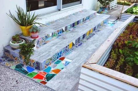 31+ Brilliant DIY Mosaic Decorations for Your Garden - FarmFoodFamily Diy Mosaic Garden, Mosaic Stairs, Mosaic Tiles Diy, Succulent Wall Planter, Mosaic Planters, Mosaic Furniture, Mosaic Vase, Diy Mosaic, Pebble Mosaic