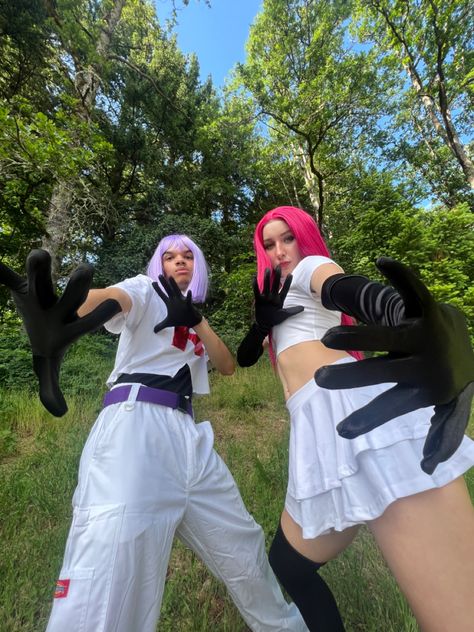 Duo Sibling Halloween Costumes, Pokemon Team Rocket Costume, Duo Halloween Costumes Siblings, Duo Cosplay Ideas Female, Sibling Cosplay Ideas, Sibling Duo Halloween Costumes, Gamer Halloween Costumes, Cosplay Duo Ideas, Couple Customes