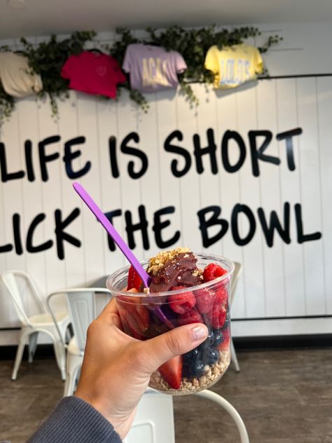 acai, acai bowl aesthetic Acai Cafe Design, Acai Bowl Shop, Acai Shop, Acai Bowl Aesthetic, Boutique Shop Interior, Bowl Aesthetic, Street Food Business, Smoothie Shop, Snack Shack