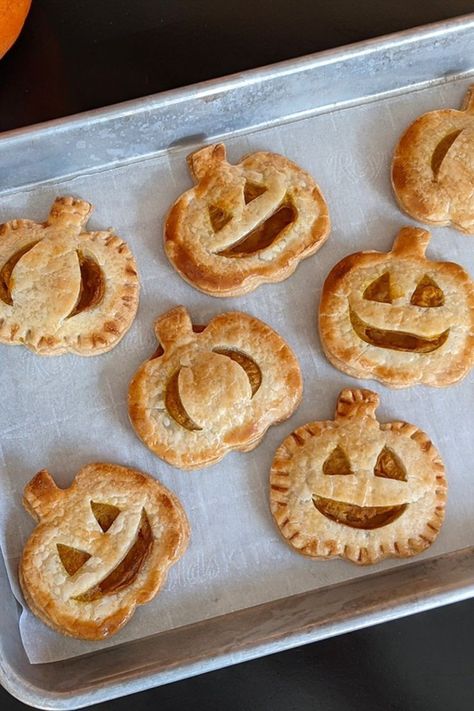 Small Batch Halloween Desserts, Halloween Food Pumpkin, Pumpkin Shaped Food Ideas, Thanksgiving Baking Aesthetic, Pumpkin Shaped Snacks, Halloween Mini Pies, Cute Fall Food, Halloween Things To Bake, Halloween Hand Pies