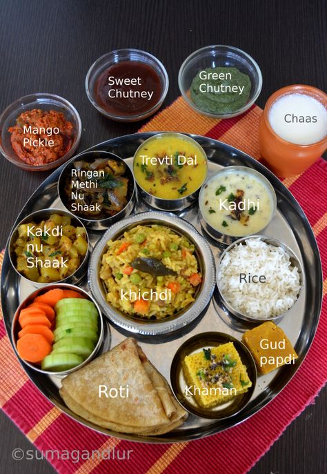 Veggie Platter: A Simple Gujarati Thaali Gujrati Thali Recipes, Indian Thali Recipe, Gujrati Dishes Recipe, Veg Thali Indian, Maharashtra Culture, Thali Ideas, Food Thali, Indian Thali, Gujarati Cuisine