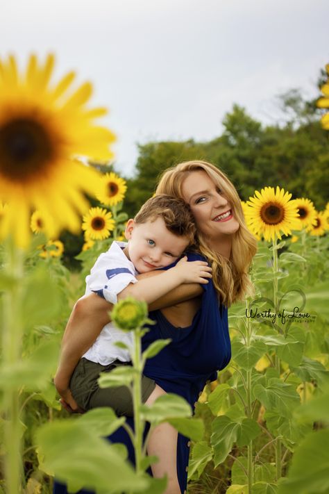 Sunflower Mini Session, Sunflower Field Photography, Sunflower Field Pictures, Mother Son Photos, Newborn Cake, Children Cake, Son Photo Ideas, Grandparent Photo, Sunflower Family