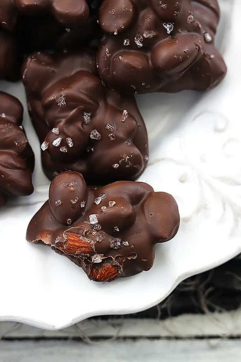 Chocolate Almond Clusters, Chocolate Nuts Clusters, Almond Clusters, Awesome Desserts, Homemade Toffee, Dessert Aux Fruits, Christmas Candy Recipes, Chocolate Nuts, Chocolate Almond