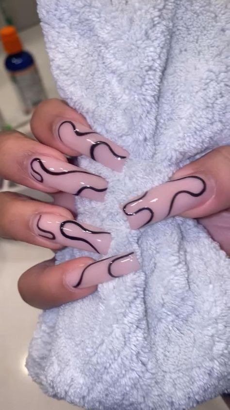 Nail Designs With Writing, Acrylic Line Nail Designs, Black Abstract Acrylic Nails, Middle Length Nail Designs, Mail Designs Brown, Signature Nails Design, Black Swirly Acrylic Nails, Nail Designs Black Lines, Acrylic Nails Lines Art Designs