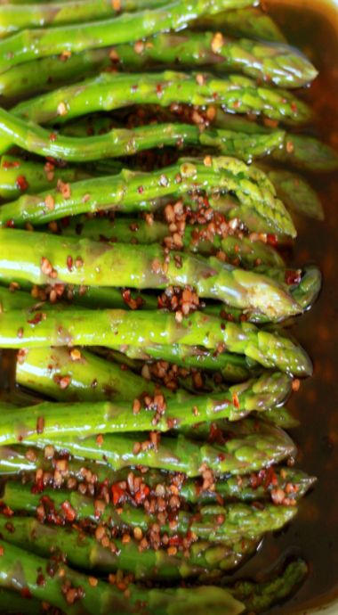 balsamic marinated asparagus Marinated Asparagus, Asparagus Balsamic, Lemon Spaghetti, Easy Tomato Sauce, How To Cook Asparagus, Asparagus Recipe, Veggie Dishes, Red Pepper, Balsamic Vinegar