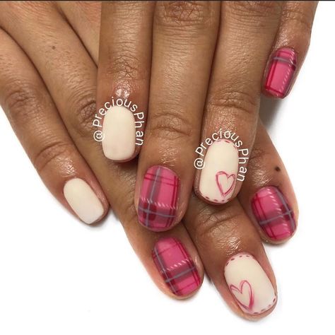 Christine Phan Ly on Instagram: “;; imperfect hearts are my favorite 💕 . .” Valentines Day Nails Matte, Nail Ideas For Valentines Day, Red Nails With Gold, Nails With Gold Accents, Matte Red Nails, Valentines Nail Art Designs, Belle Nails, Nails Valentine, Red And Gold Nails