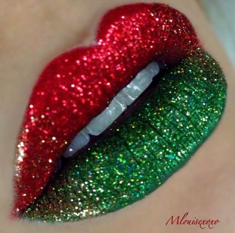 Red And Green Eye Makeup, Christmas Make Up Ideas, Green And Red Makeup, Holiday Makeup Looks Christmas Classy, Christmas Eye Looks, Red And Green Makeup, Christmas Makeup Looks Easy, Christmas Makeup Easy, Christmas Make Up Looks