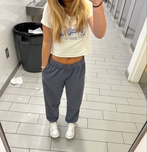 Pants And Short Sleeve Outfit, Coastal School Outfits, Short Outfits For School, Spring Outfit Inspo For School, School Sweatpants Outfit, Aesthetic School Outfits Highschool, Spring School Outfits Highschool, Highschool Outfits Aesthetic, School Outfits Spring