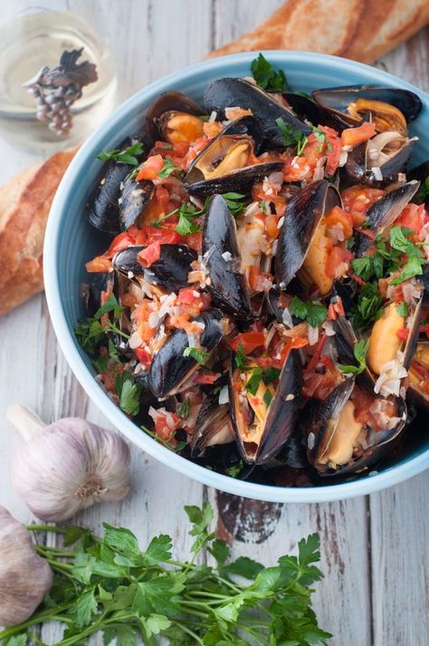 Mussels Recipe White Wine, Seafood Photography, Wine Butter Sauce, White Wine Butter Sauce, Wine Butter, Steamed Mussels, Mussels Recipe, Seafood Dinner, Crusty Bread