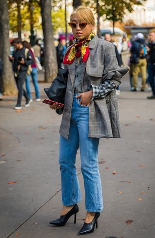 7 Perfect Outfits to Wear in 60-Degree Weather 60 Degree Weather Outfit, Margaret Zhang, Modest Midi Dress, Black And White Flannel, Outfit Formulas, Looks Street Style, Outfit Combinations, Light Jacket, Who What Wear