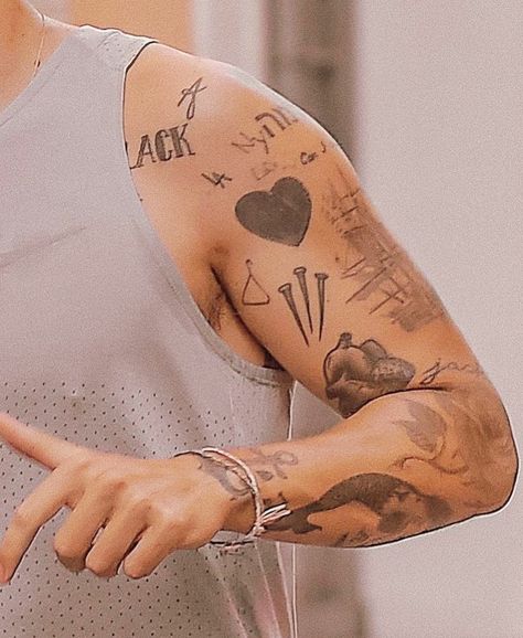 Brazo tatuado One Direction Room, Taylor Swift 2014, Harry Aesthetic, Perfect Handwriting, Harry Styles Tattoos, Harry Styles Pictures, Taylor Swift 1989, Mon Cheri, Harry Edward Styles