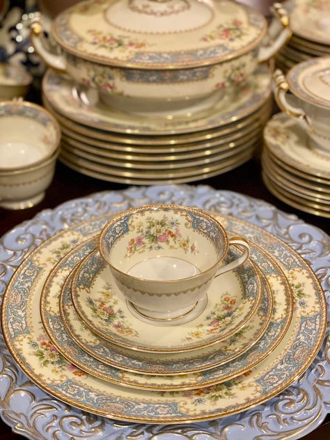 Dinner Set Design, Crockery Design, Fine China Dinnerware, Fine Dinnerware, Pretty Tea Cups, Antique Dishes, China Dishes, Vintage Dinnerware, Simple Kitchen