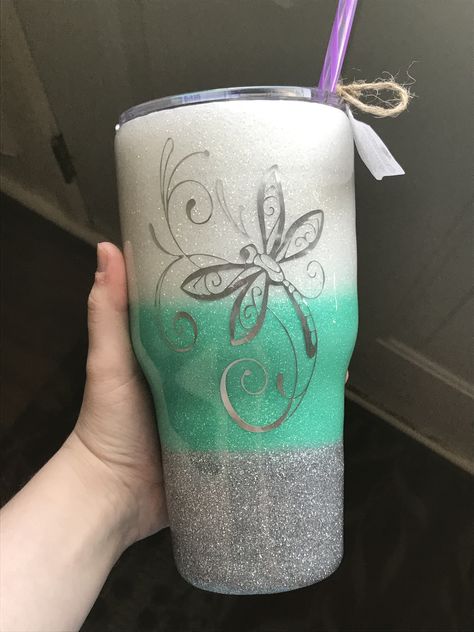 Glitter tumbler. 3 toned. Dragonfly Dragonfly Tumbler Ideas, Tumblers With Handles Ideas, Spring Tumblers, Epoxy Tumbler Designs, Epoxy Cups Ideas, Dragonfly Tumbler, Epoxy Mugs, Tumblers Epoxy, Yeti Cup Designs