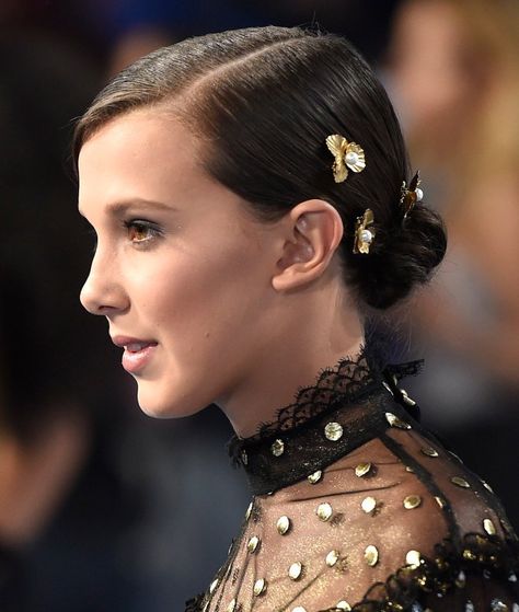 MTV VMAs 2017 Best Beauty Looks - Millie Bobby Brown's bun with gold hair pins Bobby Brown Stranger Things, Blonde Pixie Cuts, Celebrity Red Carpet, Bad Bunny, Swarovski Pearls, Bobby Brown, Red Carpet Looks, Millie Bobby Brown, Style Icon