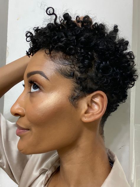 Curly hairstyle for black women Pixie Natural Curly Hair, Styling Short Natural Hair, Curly Pixie Cuts Black Women, Short Natural Curls, Short Hair Inspiration, Natural Hair Twa, Short Natural Haircuts, Short Curly Pixie, Short Natural Hair