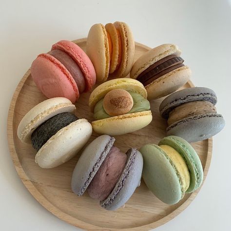 Aesthetic Macarons, Chocolate Macarons Aesthetic, Baking Macarons Aesthetic, Aesthetic Food Macaroon, Purple Aesthetic Macaroon, Panda Cookies, French Cookies, Colorful Desserts, Cafe Food