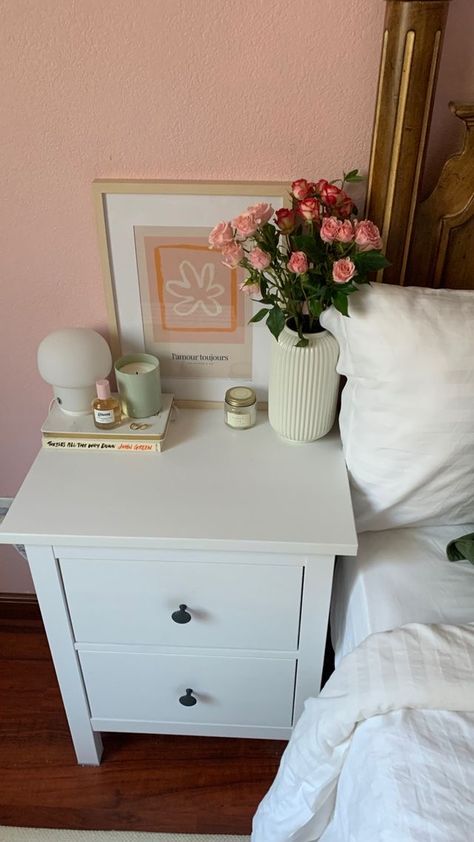 Bedside Table Decor Ideas, Bedside Table Decor, Nightstand Decor, Side Table Decor, Table Decor Ideas, Dekorasi Kamar Tidur, Pinterest Room Decor, Girly Room, Redecorate Bedroom