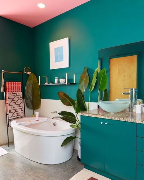 These colors Atlanta Condo, Funky Bathroom, Bright Paint Colors, Bold Bathroom, Wonderland Decor, Bright Bathroom, Bathroom Paint Colors, Bright Paintings, Design Del Prodotto