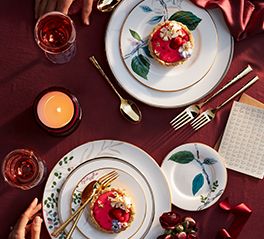 Editorial Still Life, Christmas Food Photography, Food Photography Composition, Food Photoshoot, Dessert Photography, Romantic Meals, Photography Commercial, Valentine Dinner, Valentines Day Food