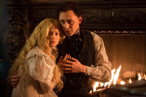 Thomas Sharpe and Edith in Crimson Peak. Crimson Peak Movie, Edith Cushing, Tom Hiddleston Crimson Peak, Thomas Sharpe, Doug Jones, Mia Wasikowska, Crimson Peak, Period Movies, Gothic Romance