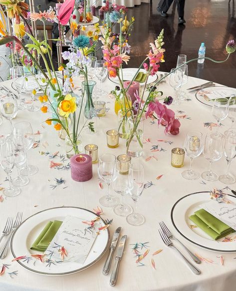 Wildflower Wedding Reception Table Settings, Wildflower Table Setting Round, Wedding Table Decorations Colourful, Wildflower Table Decor, Wedding Table Decorations Colorful, Wedding Round Table Settings, Flower On The Table, Wedding Table Scape, Table Floral Decorations