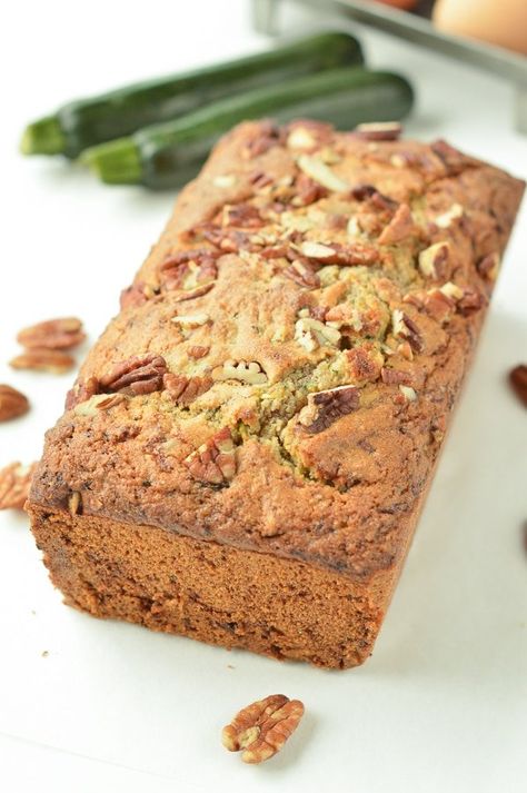 Keto Zucchini Bread with Almond Flour - Sweet As Honey Zucchini Bread With Almond Flour, Bread With Almond Flour, Keto Zucchini Bread, Zucchini Keto, Zucchini Chocolate Chip Cookies, Keto Brood, Raw Sweets, Keto Bread Recipe, Keto Zucchini