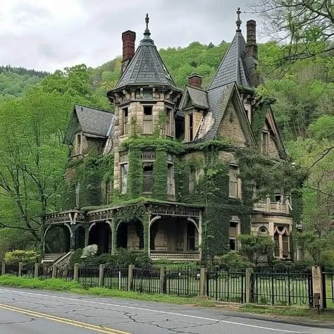 Halloween Dollhouse, Old Victorian Homes, Creepy Houses, Old Abandoned Houses, Pretty Houses, Dream Life House, Abandoned House, Abandoned Mansions, Fantasy House