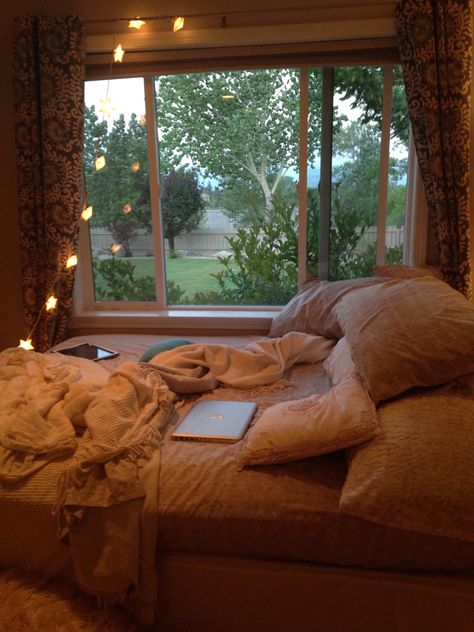 Cozy Neat Bedroom, Cozy Bedroom Window Aesthetic, Book Girl Bedroom Aesthetic, Teen Bedroom Aesthetic, Cozy Teen Bedroom, Bedroom Upgrades, Comfy Room, Chambre Inspo, Bedroom Decoration Ideas