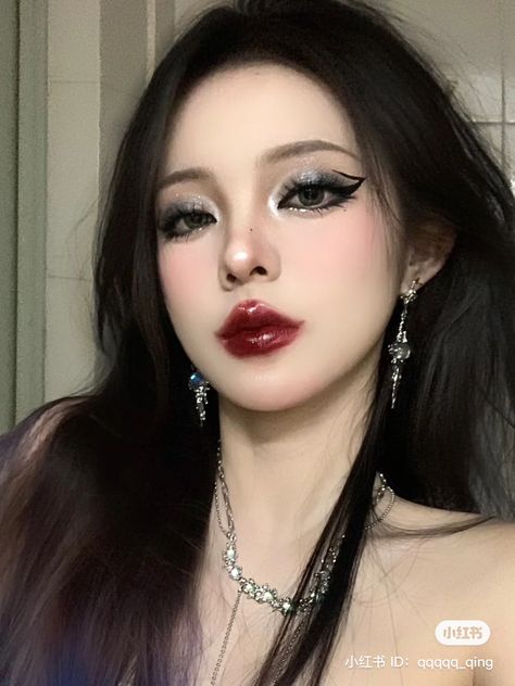 Dark Kpop Makeup, Vampire Makeup Asian, Red And Black Douyin Makeup, Asian Vampire Makeup, Korean Black Makeup, Gothic Douyin Makeup, Korean Grunge Makeup, Cute Korean Makeup Looks, Prom Makeup Dark