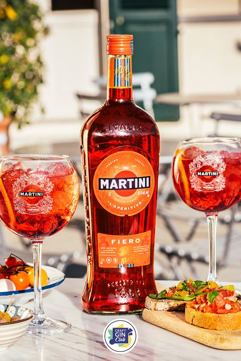 Martini Fiero in our May 2020 Gin of the Month box is the perfect way to add a touch of southern European style to your summer evenings in the garden! Designed to be perfectly paired with tonic water, it's also an excellent addition to cocktails. Bitter, bright and complex and an incredible punch of orange flavour suffusing the Martini Fiero, the hard part is already done – just add tonic and you’re ready to party with friends. Herb Notes, Easy Gin Cocktails, Blueberry Gin, Classic Gin Cocktails, Martini Rossi, Gin Cocktail Recipes, Dry Martini, Craft Gin, Orange Citrus