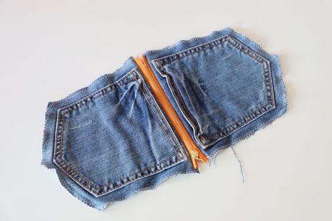 How to Make a Denim Pocket Purse. DIY Tutorial ~ Free-Tutorial.net Denim Pocket Purse Diy, Jean Pocket Purse Diy, Denim Pocket Purse, Jean Pocket Purse Diy Tutorials, Jean Purse Diy Free Pattern, Denim Pockets Projects, Denim Purse Diy, Jean Pocket Purse, Denim Coin Purse