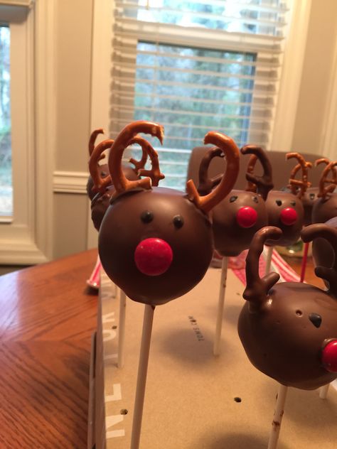 Reindeer Marshmallow Pops, Rudolph Cake Pops, Reindeer Cake Pops, Christmas Bakesale, Reindeer Pops, Christmas Sleepover, Reindeer Cakes, Deer Cakes, Pop Cake