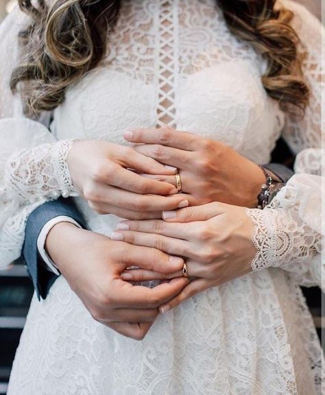 Simple Engagement Photos, Wedding Photography Detail Shots, خواتم خطوبة, Small Engagement Rings, Wedding Fotos, Wedding Portrait Poses, Cute Engagement Photos, Creative Wedding Photo, Wedding Rings Photos