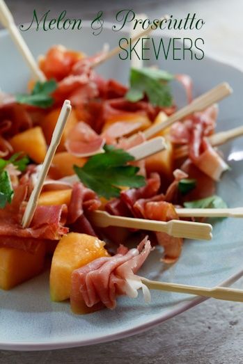 Starters  Canapés: Melon  Prosciutto Skewers - http://jujugoodnews.com/starters-canapes-melon-prosciutto-skewers/ Melon Skewers, Prosciutto Skewers, Canape Ideas, Prosciutto Melon, Fresh Fruit Recipes, Fingerfood Party, Flavor Combinations, Turkey Cheese, Balsamic Reduction