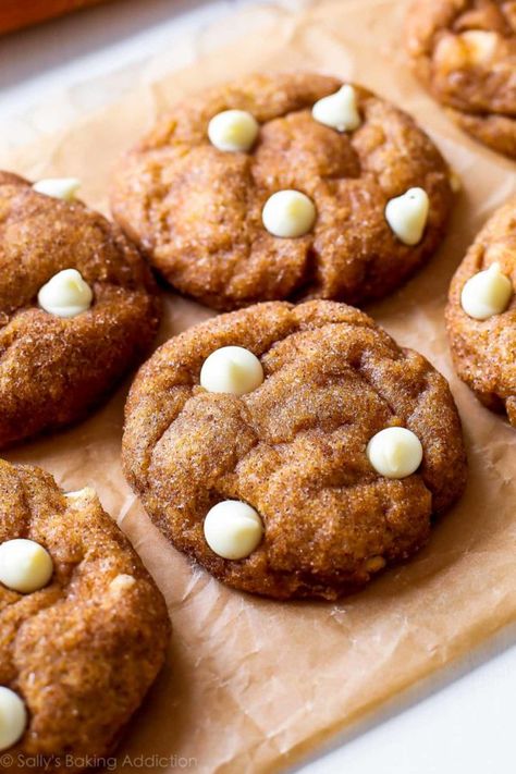 These soft and chewy snickerdoodle cookies are full of pumpkin, white chocolate, and cinnamon sugar! Recipe on sallysbakingaddiction.com Pumpkin Snickerdoodles, Snickerdoodle Recipe, Chocolate Pumpkin, Sally's Baking, Snickerdoodle Cookies, Crinkle Cookies, Pumpkin Cookies, Pumpkin Chocolate, Pumpkin Dessert